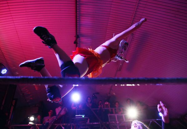 Mulheres lutando durante um show de wrestling feminino em Londres, em 12 de agosto de 2017 - Sputnik Brasil