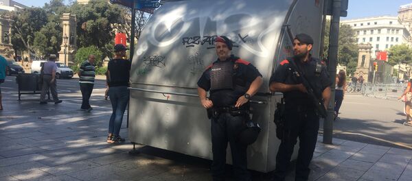 Agentes da polícia guardam a praça da Catalunha, no centro de Barcelona, em 18 de agosto de 2017, um dia depois do atentado terrorista do dia 17 - Sputnik Brasil