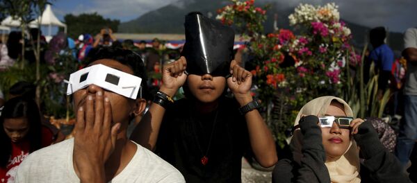 Jovens observam eclipse solar Indonésia, em 2016 - Sputnik Brasil