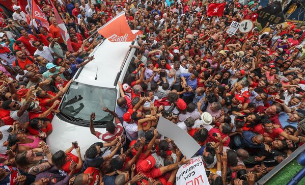 Carro que transporta Lula é cercado em Cruz das Almas, Bahia - Sputnik Brasil