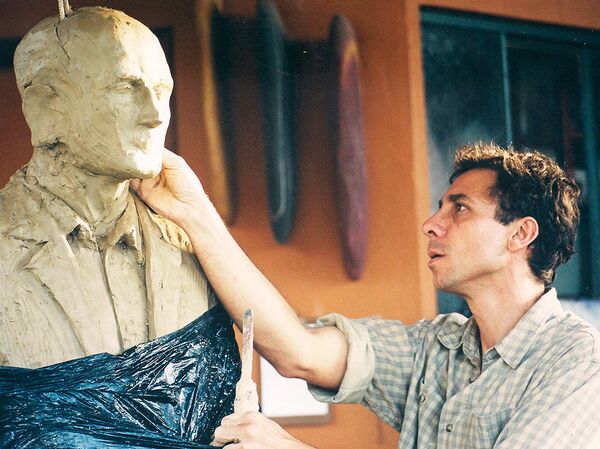 Leo Santana, durante o início do trabalho da escultura de Drummond - Sputnik Brasil