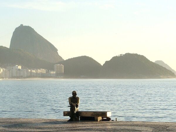 A escultura, instalada na orla de Copacabana, é o segundo monumento público mais visitado da cidade, perdendo apenas para o Cristo Redentor - Sputnik Brasil