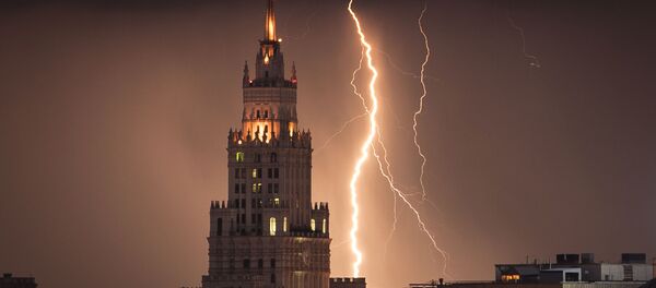 Relâmpago no céu sobre arranha-céu moscovita - Sputnik Brasil
