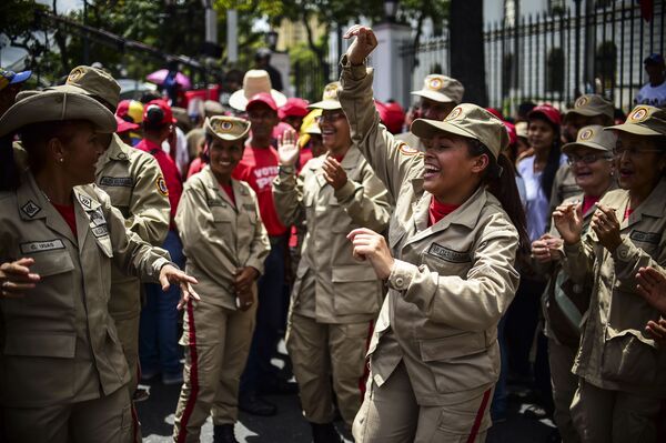 Milícia venezuelana mostra seu apoio ao presidente Maduro e sua oposição a Donald Trump - Sputnik Brasil