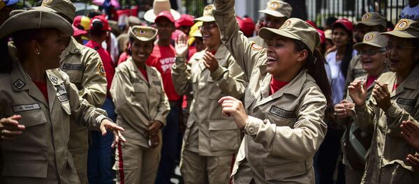 Milícia venezuelana mostra seu apoio ao presidente Maduro e sua oposição a Donald Trump - Sputnik Brasil