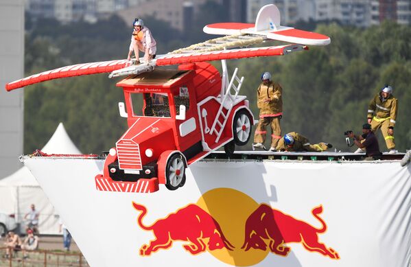 Participante do festival de aeronaves caseiras Red Bull Flugtag 2017 em Moscou - Sputnik Brasil