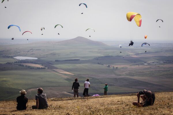 Competição de voos de parapente no sul da Rússia - Sputnik Brasil