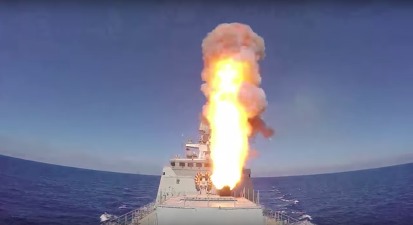 Os navios da Marinha russa efetuam o lançamento de 4 mísseis de cruzeiro Kalibr contra as posições do Daesh na região síria de Palmira Os navios da Marinha russa efetuam o lançamento de 4 mísseis de cruzeiro Kalibr contra as posições do Daesh na região síria de Palmira - Sputnik Brasil