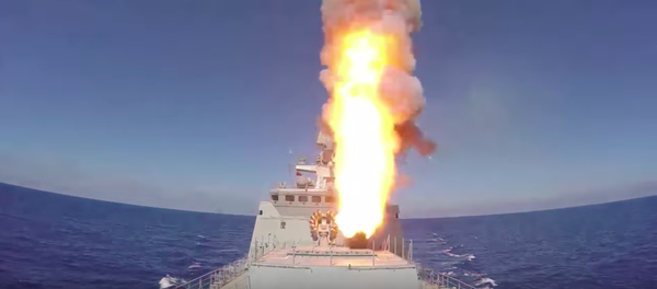 Os navios da Marinha russa efetuam o lançamento de 4 mísseis de cruzeiro Kalibr contra as posições do Daesh na região síria de Palmira Os navios da Marinha russa efetuam o lançamento de 4 mísseis de cruzeiro Kalibr contra as posições do Daesh na região síria de Palmira - Sputnik Brasil