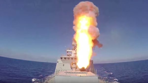 Os navios da Marinha russa efetuam o lançamento de 4 mísseis de cruzeiro Kalibr contra as posições do Daesh na região síria de Palmira - Sputnik Brasil