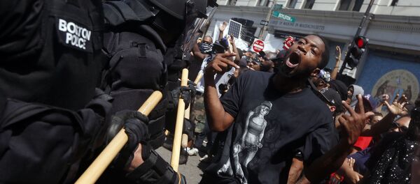 Homem gesticula com policiais, nas proximidades do protesto pela liberdade de expressão - Sputnik Brasil
