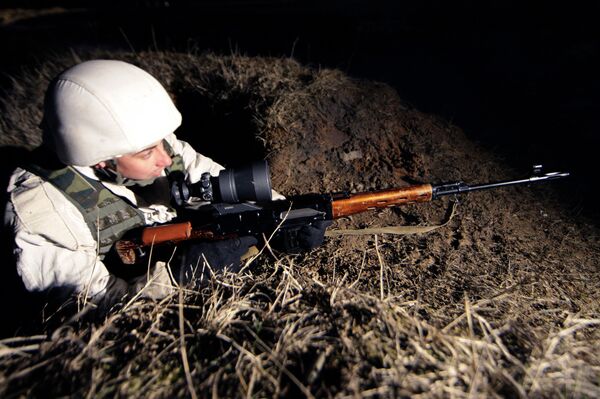 Um franco-atirador usando um dos lendários rifles Dragunov Um franco-atirador usando um dos lendários rifles Dragunov - Sputnik Brasil