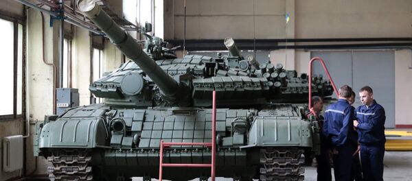 Um tanque T-72 na fábrica de veículos blindados na cidade ucraniana de Lvov - Sputnik Brasil