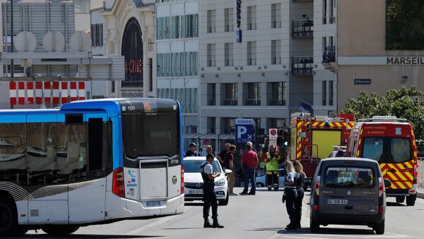 Polícia e serviço de emergência franceses impedem o acesso às áreas onde o carro chocou contra pontos de ônibus, Marselha, 21 de agosto de 2017 - Sputnik Brasil