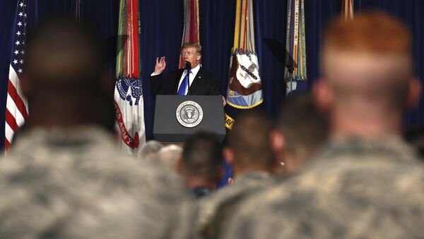 Presidente dos EUA, Donald Trump, manifesta-se na base militar de Fort Myers em Washington em 21 de agosto de 2017. - Sputnik Brasil