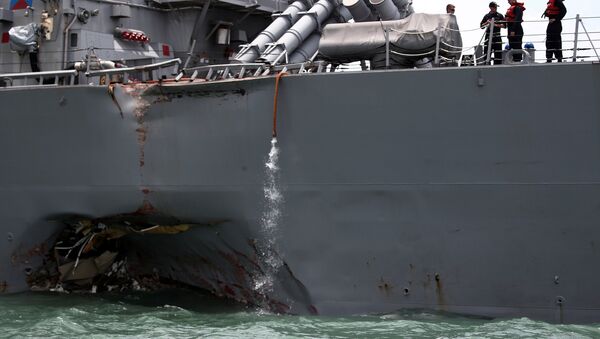 Destróier USS John S. McCain, depois da colisão nas águas de Singapura em 21 de agosto de 2017 - Sputnik Brasil