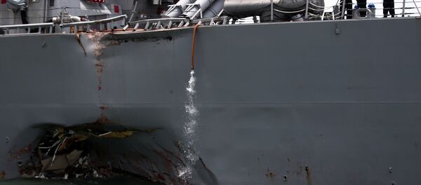 The U.S. Navy guided-missile destroyer USS John S. McCain is seen after a collision, in Singapore waters August 21, 2017. - Sputnik Brasil