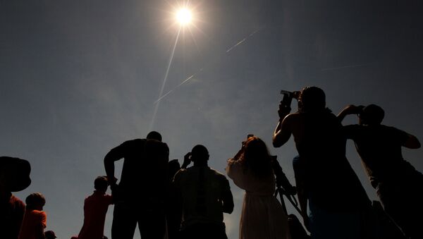 Наблюдающие за солнечным затмением в Хопкинсвилле, штат Кентукки - Sputnik Brasil