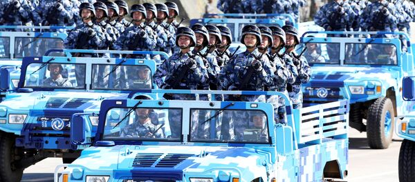 Militares do Exército de Libertação Popular durante o desfile militar comemorativo do 90° aniversário da fundação do exército, na base militar de Zhurihe na China, em 30 de julho de 2017 - Sputnik Brasil