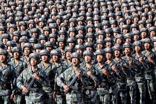 Militares do Exército de Libertação Popular se preparam para o desfile militar comemorativo do 90° aniversário da fundação do exército, na base militar de Zhurihe na China, em 30 de julho de 2017. - Sputnik Brasil