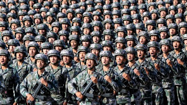 Militares do Exército de Libertação Popular se preparam para o desfile militar comemorativo do 90° aniversário da fundação do exército, na base militar de Zhurihe na China, em 30 de julho de 2017. - Sputnik Brasil