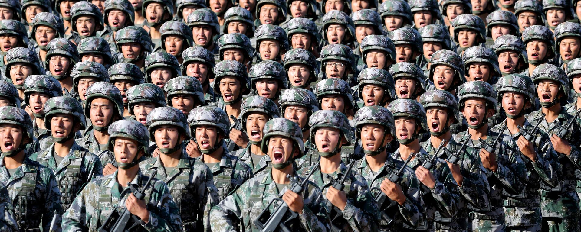 Militares do Exército de Libertação Popular se preparam para o desfile militar comemorativo do 90° aniversário da fundação do exército, na base militar de Zhurihe na China, em 30 de julho de 2017. - Sputnik Brasil, 1920, 18.10.2021