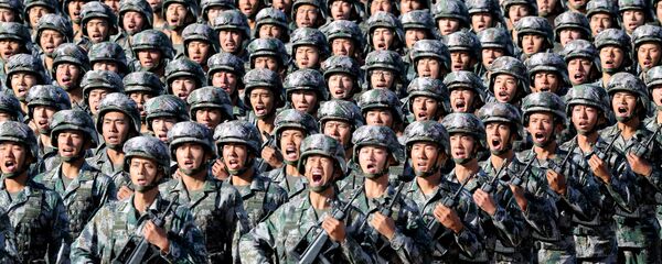 Militares do Exército de Libertação Popular se preparam para o desfile militar comemorativo do 90° aniversário da fundação do exército, na base militar de Zhurihe na China, em 30 de julho de 2017. - Sputnik Brasil