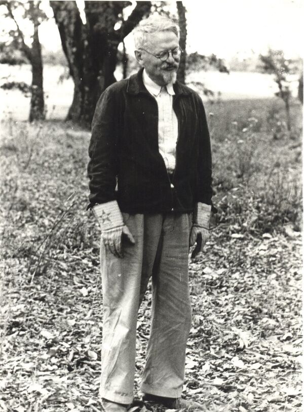 León Trotsky com luvas de jardineiro León Trotsky com luvas de jardineiro - Sputnik Brasil