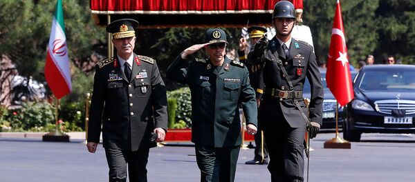 Chefe do Exército da Turquia, general Hulusi Akar, e Chefe do Exército do Irã, general Mohammad Baqeri, participam de cerimônia em Ancara, na Turquia - Sputnik Brasil