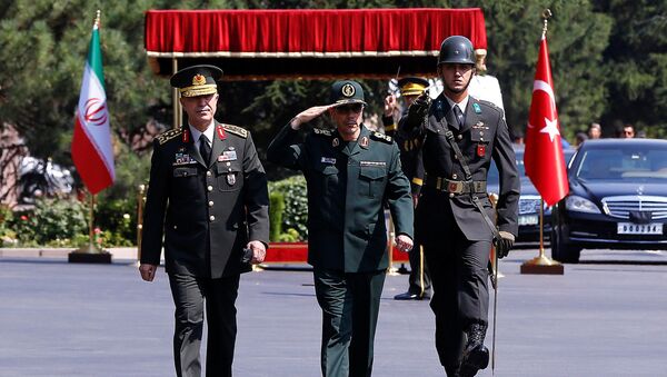 Turkish Chief of Staff General Hulusi Akar and his Iranian counterpart Major General Mohammad Baqeri review the guards of honour during a welcoming ceremony in Ankara, Turkey, August 15, 2017 - Sputnik Brasil