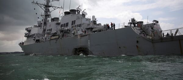 Destróier John McCain da Marinha dos EUA depois da colisão nas águas de Singapura em 21 de agosto de 2017 - Sputnik Brasil