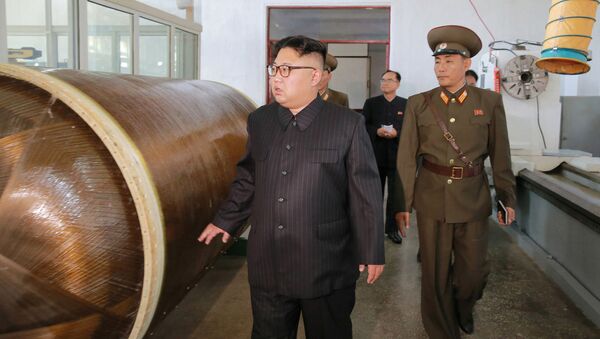 O líder norte-coreano Kim Jong-un chega com uma visita ao Instituto de Pesquisa de Materiais Químicos da Academia de Defesa Nacional - Sputnik Brasil