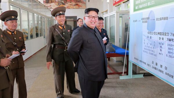 O líder norte-coreano Kim Jong-un, acompanhado por altos responsáveis do país, toma conhecimento em pormenor do processo de produção de ogivas e motores para os mísseis intercontinentais - Sputnik Brasil