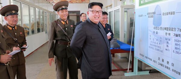 O líder norte-coreano Kim Jong-un, acompanhado por altos responsáveis do país, toma conhecimento em pormenor do processo de produção de ogivas e motores para os mísseis intercontinentais - Sputnik Brasil