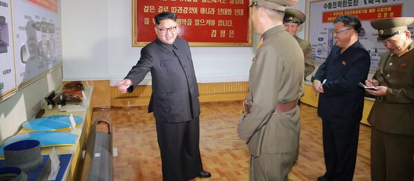 O líder norte-coreano Kim Jong-un observa o berço das ogivas norte-coreanas, o Instituto de Pesquisa em Materiais Químicos da Academia da Defesa Nacional - Sputnik Brasil