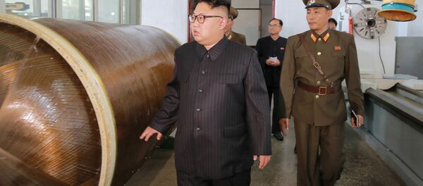 O líder norte-coreano Kim Jong-un chega com uma visita ao Instituto de Pesquisa de Materiais Químicos da Academia de Defesa Nacional - Sputnik Brasil