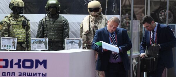 Exemplares de uniformes à prova de balas para militares no fórum técnico-militar EXÉRCITO 2017 na região de Moscou. - Sputnik Brasil