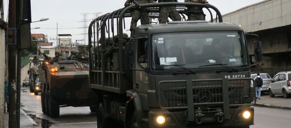 Militares das Forças Armadas fazem operação em comunidades do Rio - Sputnik Brasil