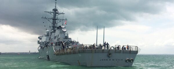 Destróier USS John S. McCain, depois da colisão nas águas de Singapura em 21 de agosto de 2017 - Sputnik Brasil
