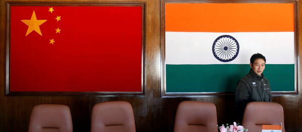 Bandeiras da Índia e da China (foto de arquivo) - Sputnik Brasil