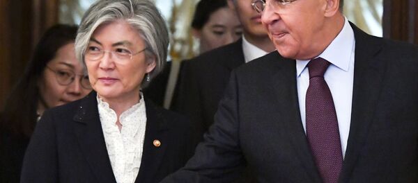 A ministra sul-coreana Kang Kyung-wha se encontrou com o chanceler russo Sergei Lavrov em Moscou - Sputnik Brasil