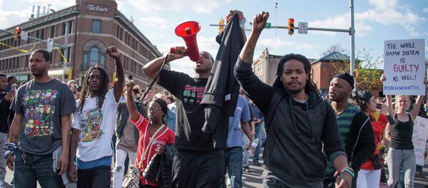 Demonstrators chant on Pennsylvania Avenue in Baltimore, Maryland, April 28, 2015 - Sputnik Brasil