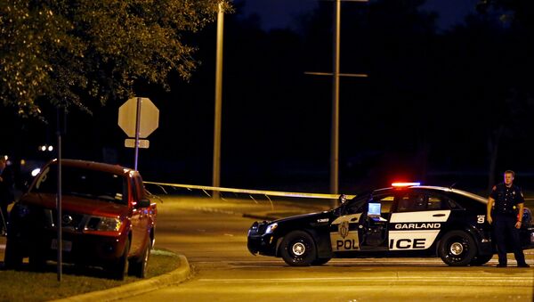 Um policial está perto do veículo dos suspeitos após um tiroteio perto da exibição de caricaturas do profeta Maomé e concurso organizado pela Iniciativa de Defesa da Liberdade Americana em Garland, Texas. - Sputnik Brasil