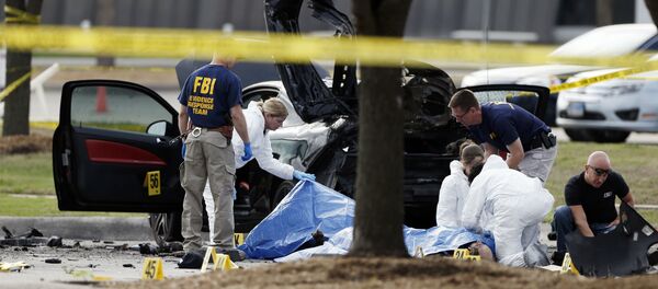 Policiais periciam local do ataque a um concurso de charges de Maomé, em Garland, no Texas. - Sputnik Brasil