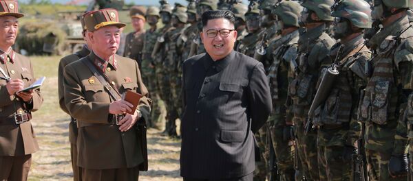 Kim Jong-un, líder da Coreia do Norte durante as manobras militares - Sputnik Brasil