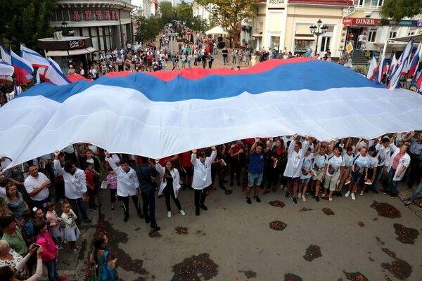 Celebração do Dia da Bandeira Nacional da Rússia, em Simferopol - Sputnik Brasil