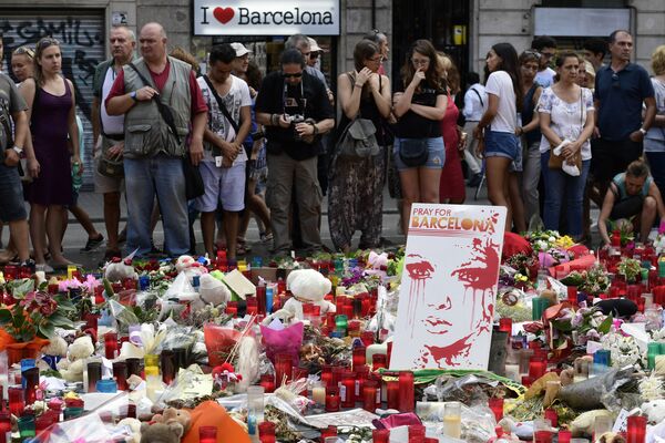 Pessoas depõem flores em Las Ramblas, local onde no dia 17 de agosto um homem efetuou um atentado terrorista atropelando uma multidão - Sputnik Brasil