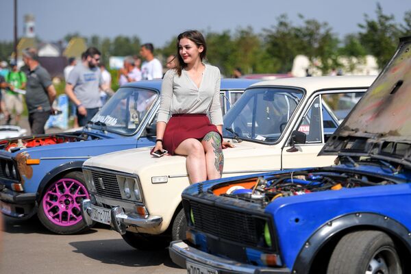 Russa no festival de automóveis Zhi-fest - Sputnik Brasil