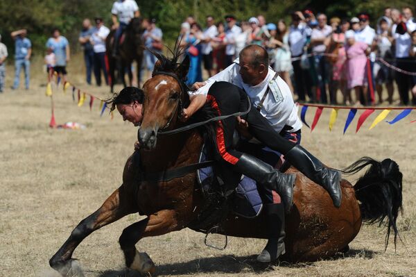 Atuação do grupo de cavalaria da sociedade militar de cossacos Grande Exército do Don, durante festa cossaca na região de Rostov - Sputnik Brasil