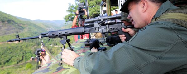 Ministro da Defesa da Venezuela, Vladimir Padrino López, utiliza rifle durante exercício militar Ministro da Defesa da Venezuela, Vladimir Padrino López, utiliza rifle durante exercício militar - Sputnik Brasil